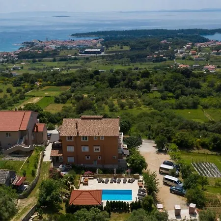 In With Seaview, Terrace, Air Condition, Wifi Mundanije