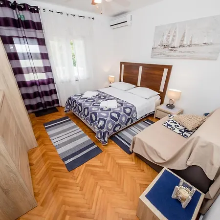 In With Seaview, Terrace, Air Condition, Wifi Mundanije