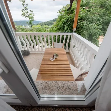 In With Seaview, Terrace, Air Condition, Wifi Mundanije