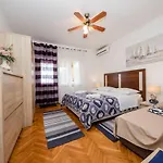 In With Seaview, Terrace, Air Condition, Wifi Apartmán Mundanije