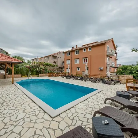 In With Seaview, Terrace, Air Condition, Wifi Apartmán Mundanije