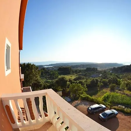 In With Seaview, Terrace, Air Condition, Wifi Mundanije