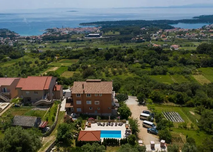 In With Seaview, Terrace, Air Condition, Wifi Mundanije