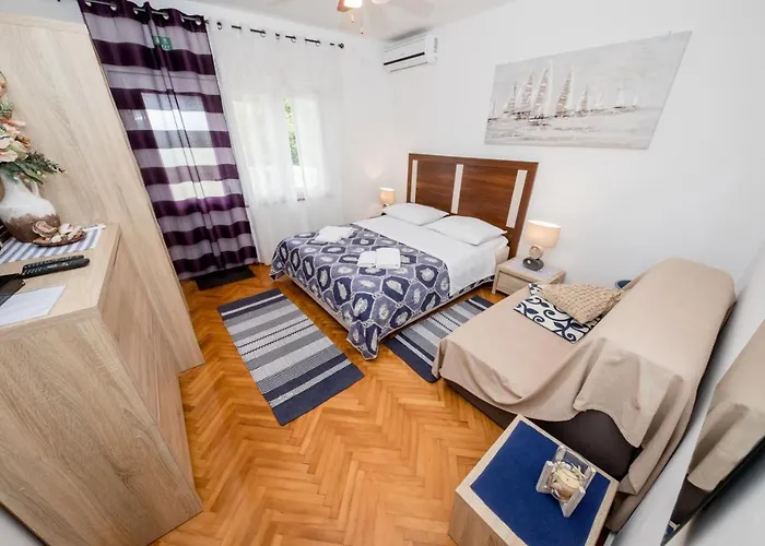 In With Seaview, Terrace, Air Condition, Wifi Mundanije