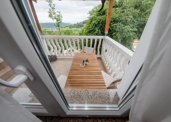 In With Seaview, Terrace, Air Condition, Wifi Mundanije