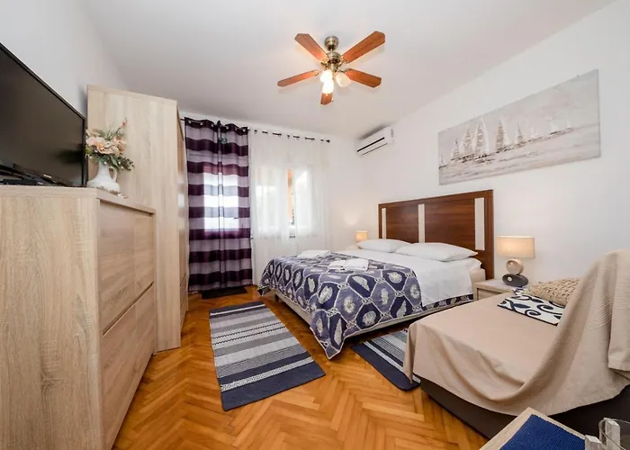 In With Seaview, Terrace, Air Condition, Wifi アパート Mundanije