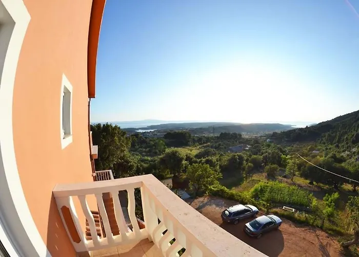 In With Seaview, Terrace, Air Condition, Wifi Mundanije